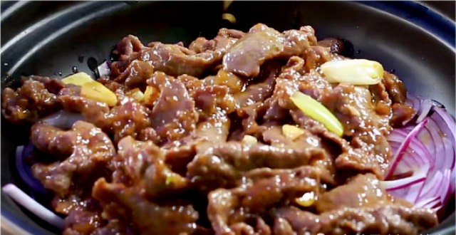 秘制葱香牛肉这样做太好吃了,鲜香嫩滑入味多汁,方法技巧告诉你