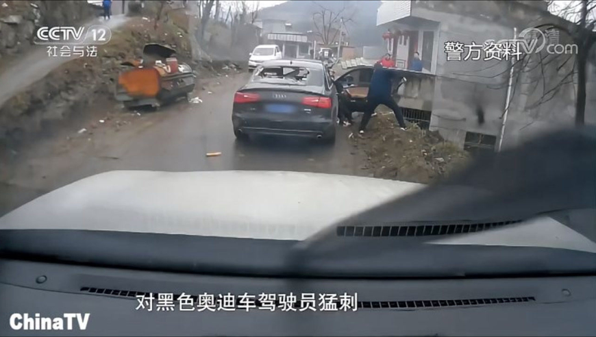 黑社会开赌场交涉谈判未果,手持斧子,钢刺,杀害奥迪车主
