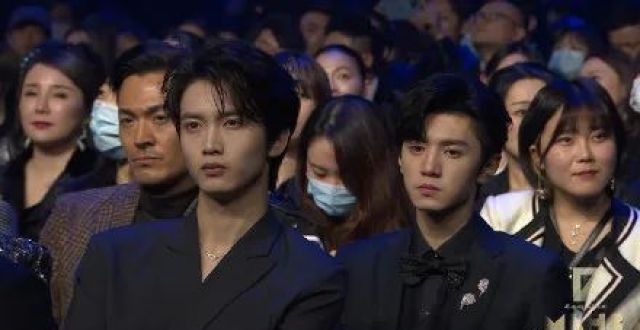 没座位，坏奖杯，下台奖项回收……娱乐圈年底活动也太草率了