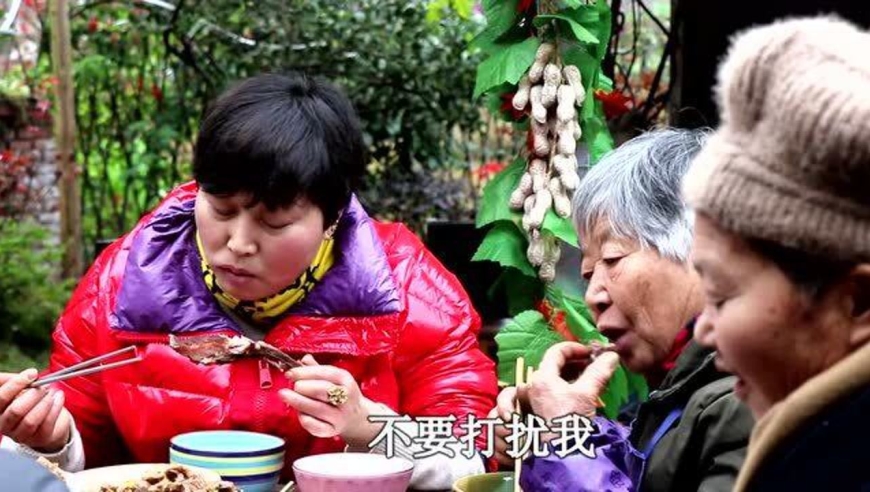 姑姑要回成都,幺妹煮特色腊排骨,拿手红烧鸭.芳姐吃得太过瘾了