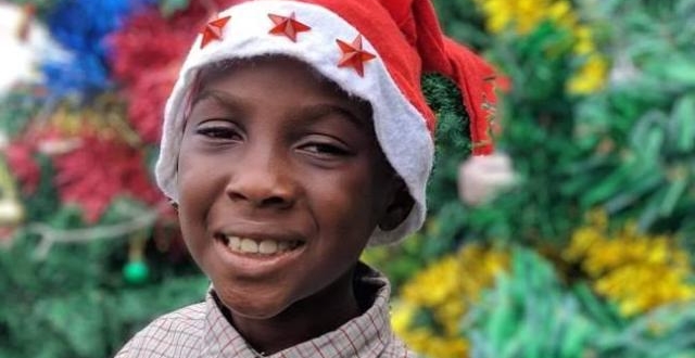 尼日利亚“饥饿男孩”被抛弃时极度营养不良，好心人奋力营救终于发生蜕变