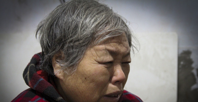 河南一留守女童突发重症7旬奶奶慌了，菜市场当“菜叶人”一天挣60元