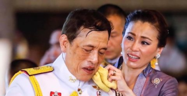 35岁贵妃诗妮娜首单独陪68岁泰王，享受关爱合不拢嘴，并肩而坐仍卑微
