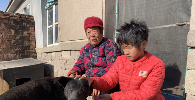 父亲去世3天母亲偷偷出走改嫁，邻居奶奶养大2岁孤儿：不差孩子这一口饭