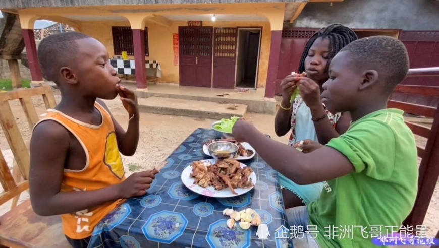 非洲美女做柠檬烤鸡招待小朋友,非洲富人家庭的午餐果然不一般