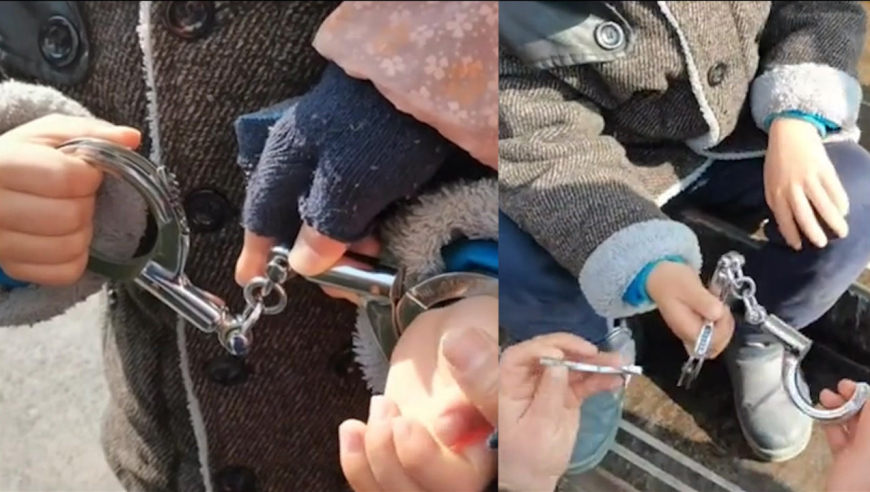 "熊孩子"捡到一副手铐把自己铐进消防队,网友:还好另一只手没铐上人