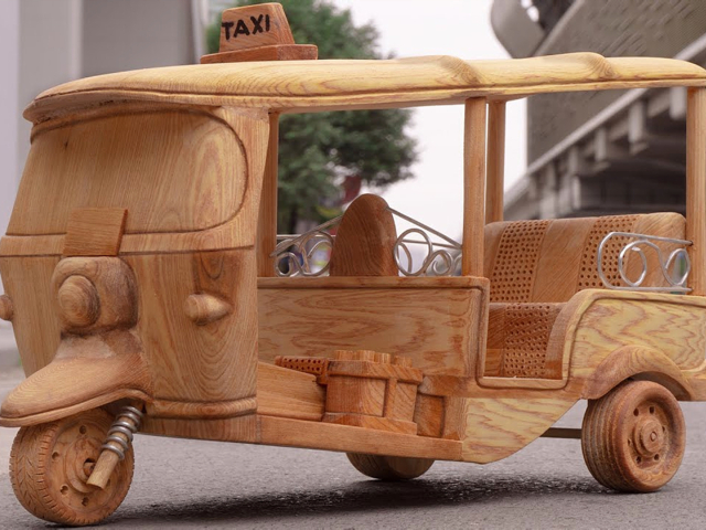 师傅好手艺,用木头打造一辆三轮车,实在佩服