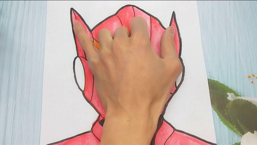 用一张纸放在手掌手绘迷你特工队赛米,画法简单又帅气的手势图