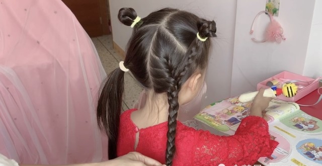 如何扎儿童可爱双丸子头?