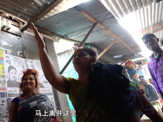 雷探长千辛万苦找到孟加拉女人村,一进村却被围攻,危险万分