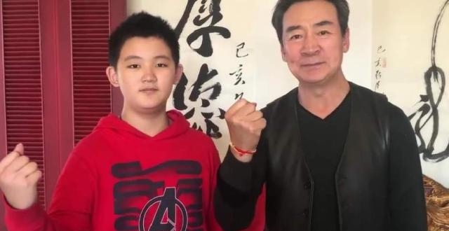 《情深深》陆振华罕出镜,小21岁娇妻风韵犹存,与12岁儿子像爷孙