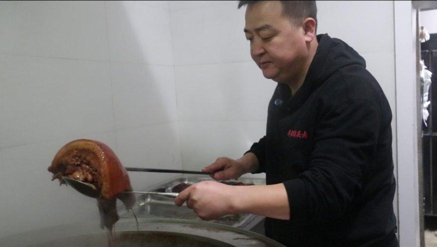 绥德帅哥子承父业卖猪头,坚持老传统,43一斤生意火,全县最有名