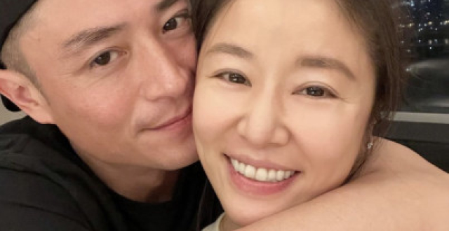 林心如45岁生日宴霍建华罕见秀恩爱，锁喉式拥抱老婆尽显霸总风范