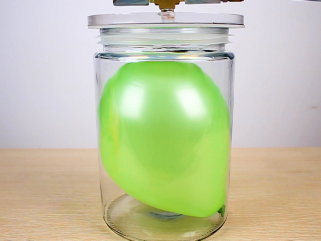 把一个气球放真空里会怎么样?