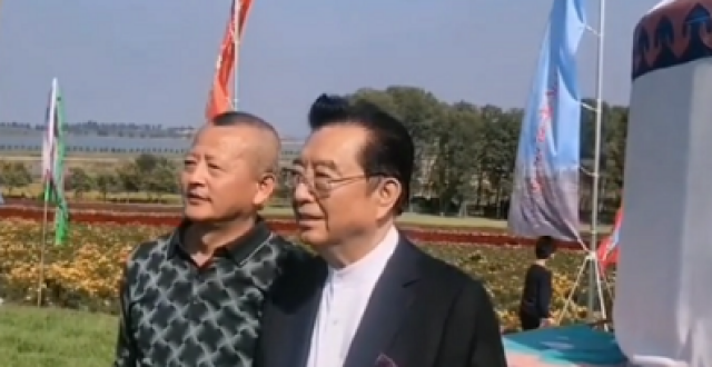 81岁李双江罕露面，被女粉丝拉着挽手合影，身体靠近表现热情_腾讯新闻