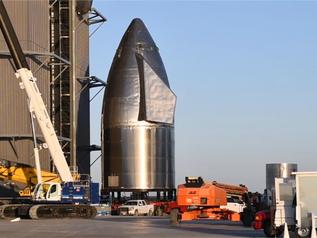 连接工作已完成!spacex星舰sn11主体与鼻锥部分完成堆叠