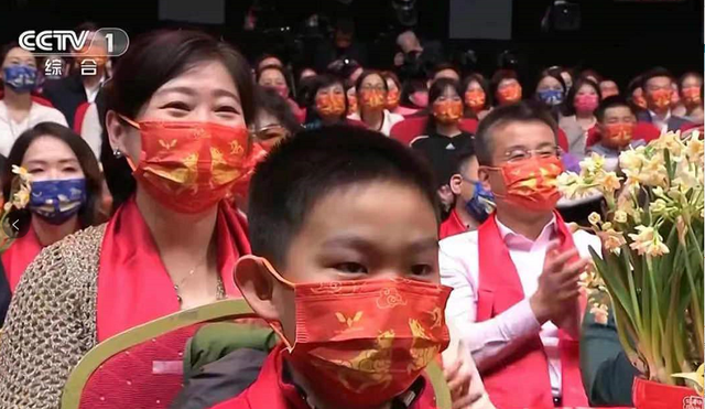 【春晚红口罩上热搜了!