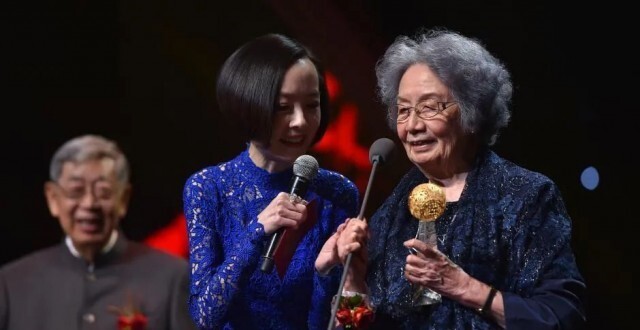 她被誉为“中国最后一位‘穿裙子的士’”，一生只做一件事_腾讯新闻