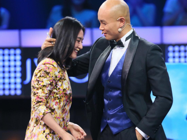 乐嘉在巅峰时期"骂"金星,"吻"谢娜,今落魄无人识,出家后每天打坐