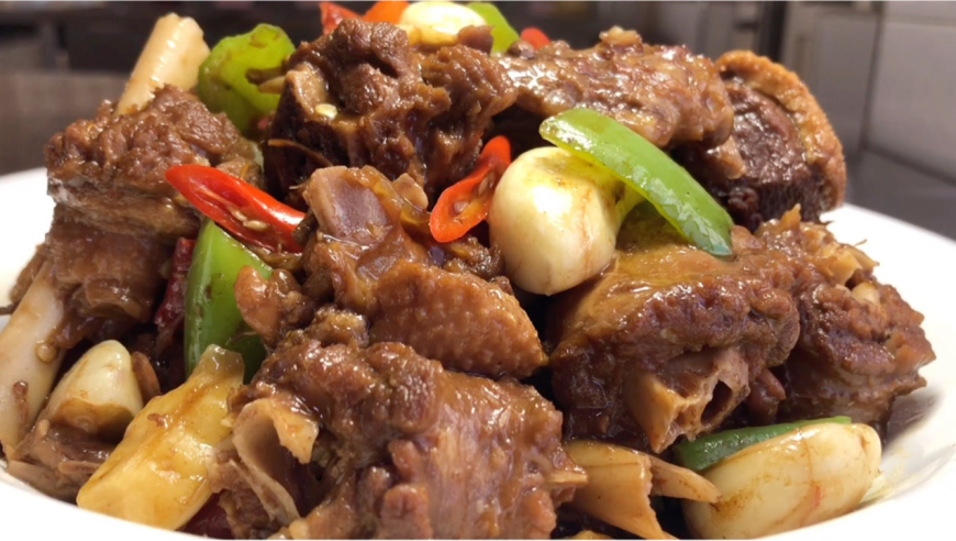 厨师长教你红烧大鹅的家常做法,步骤详细,香辣软糯下酒又下饭