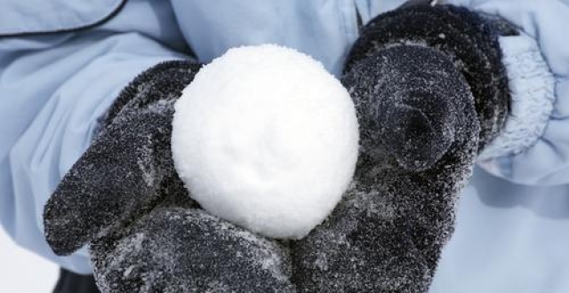 老王这货不地道,打雪仗的时候雪球里面裹石头!