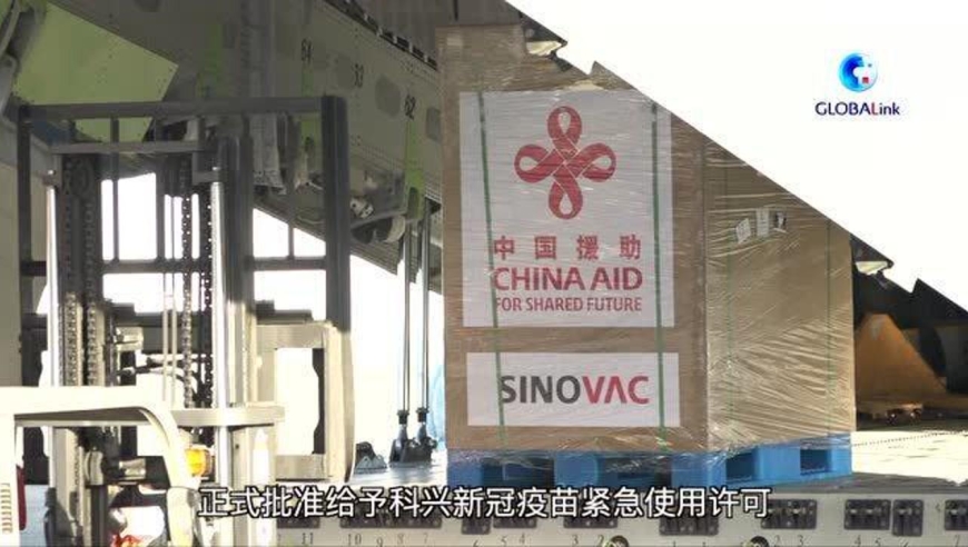 中国援助的菲律宾首批新冠疫苗运抵马尼拉