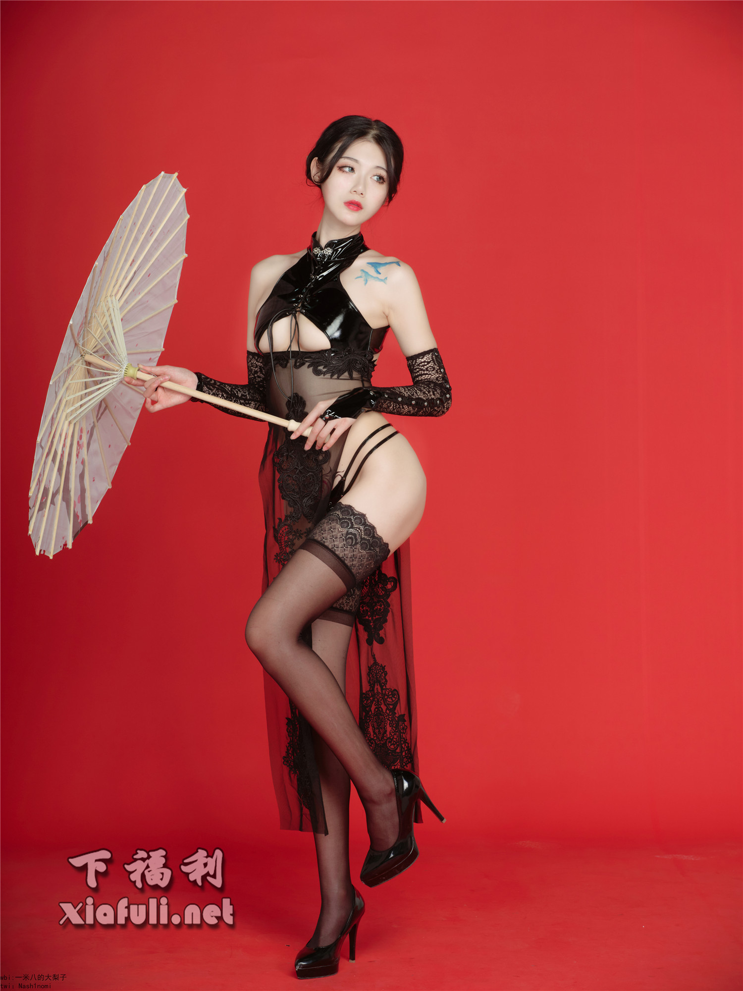 网络红人@一米八的大梨子 旗袍淫纹大红色背景美拍-Coser吧