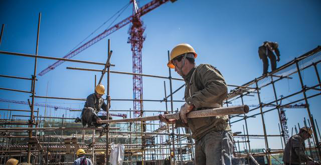 日薪上千元工地人难招,老的做不动,年轻的不想做!工地招工套路多?