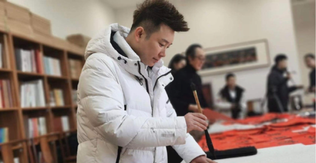 星光大道冠军张羽近况曝光，卖力献唱身材臃肿，被评不认识显落魄_腾讯新闻