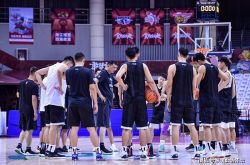 山东男篮2米10潜力新星做出罕见举动，加盟CUBA或无奈选择