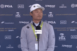 Chinese golfers make history, but the focus of the US media is on his hat