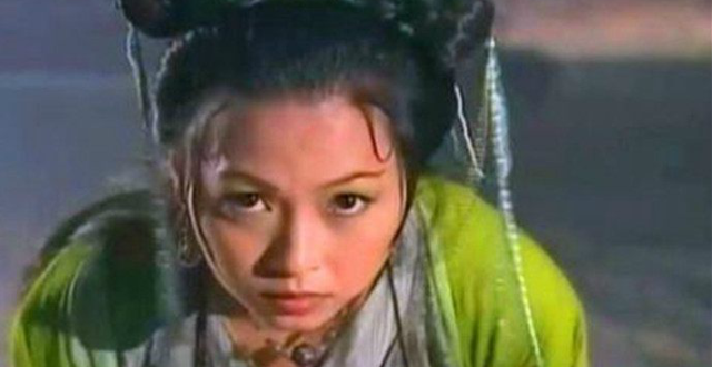 建宁公主刘乔方素颜出街，坐电动车不戴头盔，被指违反交通规则_腾讯新闻