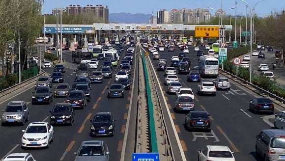 小长假开启!"补偿式出行"来临 直击防疫下的北京武汉交通路况