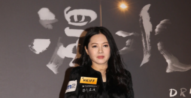 风月女神李丽珍罕露面，穿短裙露一双肌肉腿，膀大腰圆发福明显_腾讯新闻