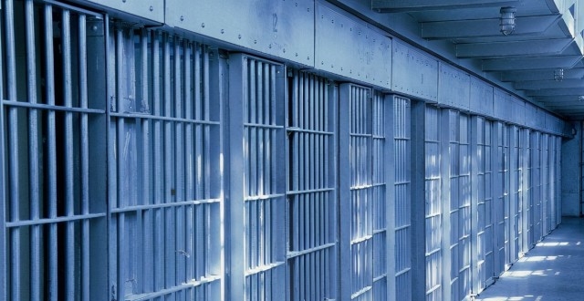 透过监狱的高墙电网,我看到了人性的光辉