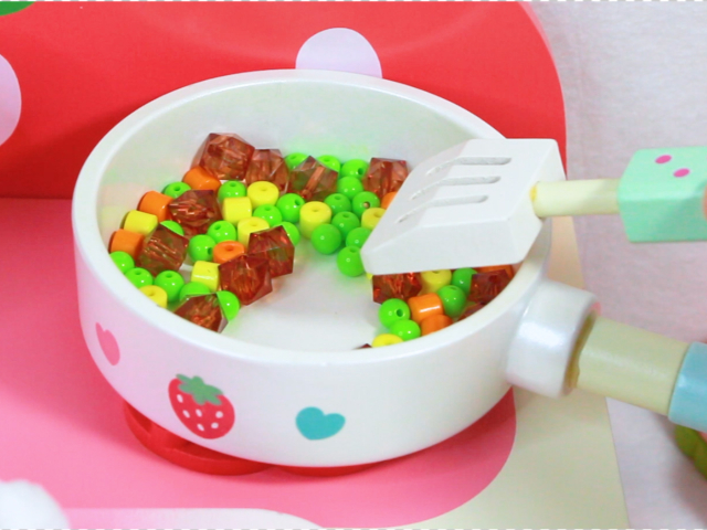 厨房切切乐玩具:用仿真食物玩具制作牛肉玉米炒饭!