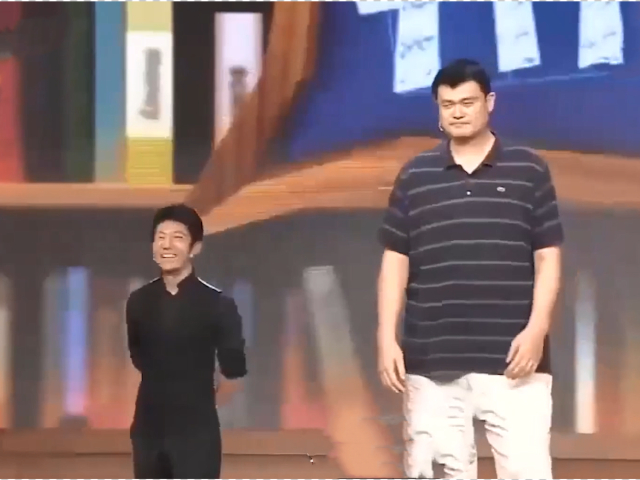 当明星遇上姚明,撒贝宁特地穿上内增高,结果遭到大姚"嘲讽"