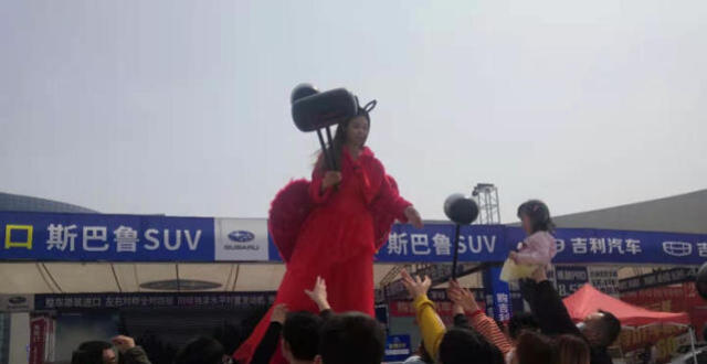 遭抢！美女小姐姐“半空发槌”，围观众人“开抢”_腾讯新闻