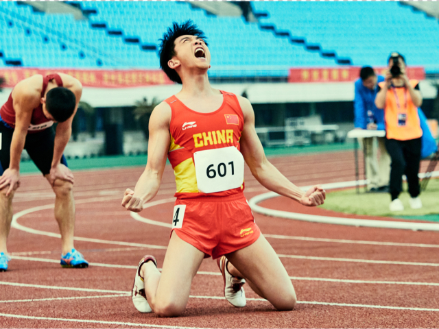 电影超越定档6月12日郑恺上演变形记为戏下跪诠释跌宕人生