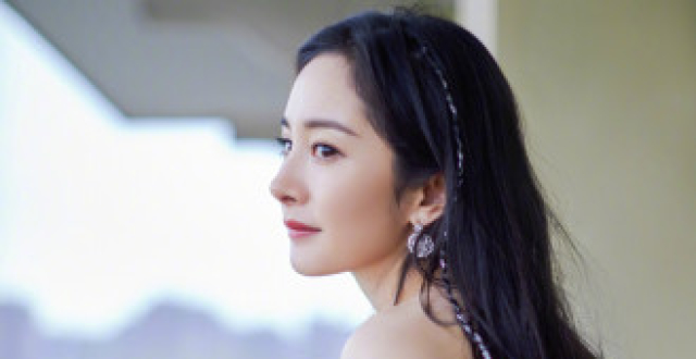 杨幂深夜抵达长沙 穿小裙子过膝袜太吸睛