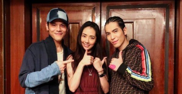 向佐一家四口罕见公开露面 向太化浓妆魅力十足