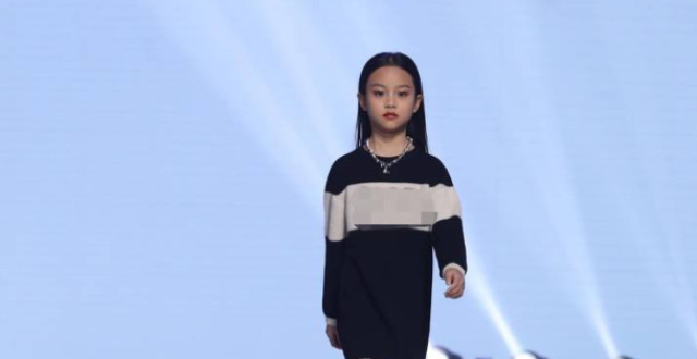 甜馨首次走秀紧张T台上瞥眼看妈妈 李小璐张伟欣台下忙拍照