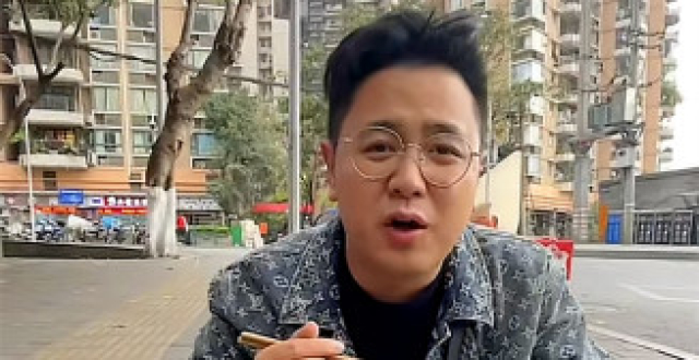被人民日报批评后 炫富的“大logo”吃起了路边摊
