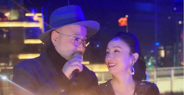 小陶虹为徐峥开心庆生同框切蛋糕大秀恩爱 力破婚变传闻