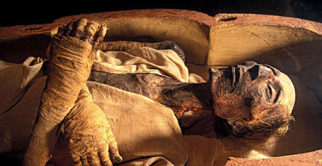 古代帝王去世后,为何遗体要放几个月才下葬,尸体腐烂了怎么办?