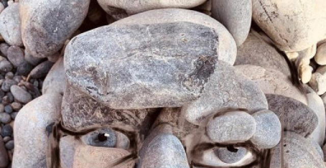 以色列51岁艺术家用石头摆出人脸,湛蓝色的眼珠也是石头