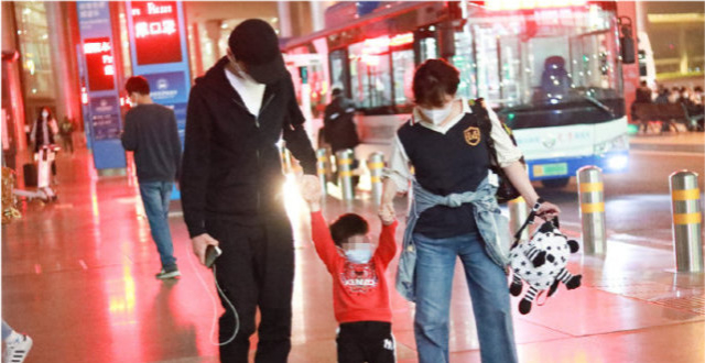 陈晓罕见携4岁儿子现身机场 小星星正脸照曝光