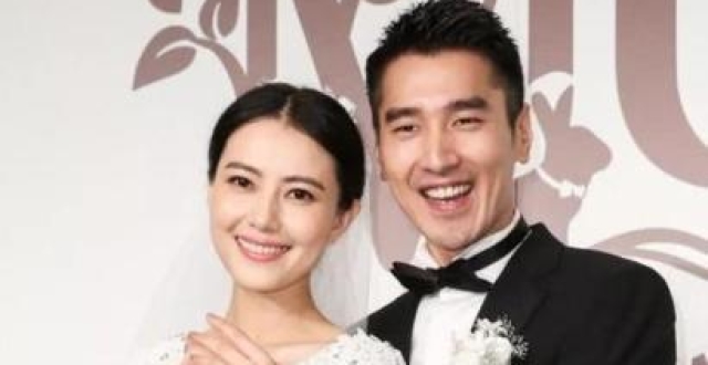 高圆圆探望老公 酒店门口热聊无亲密互动