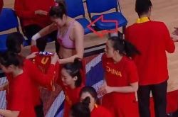 中国女篮球员在赛场边当众“脱衣”，好身材成焦点，网友：太豪放_李梦