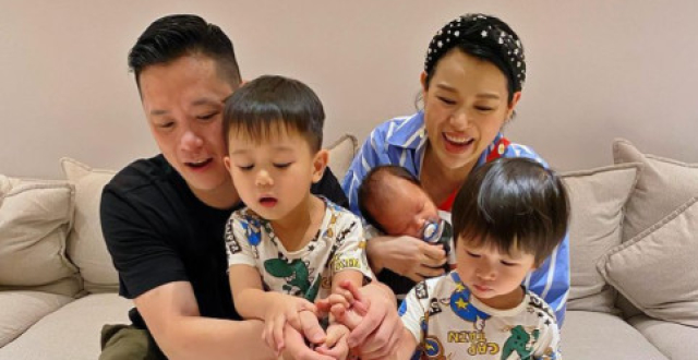 胡杏儿晒全家福为三胎儿子庆满月 产后首露面的她已瘦成瓜子脸